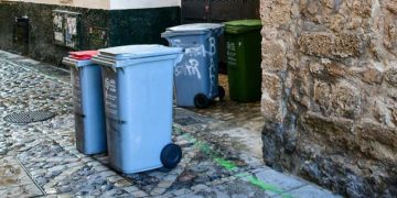 Contenedores en un rincón del casco histórico / FOTO: Eulogio García