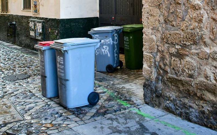 Contenedores en un rincón del casco histórico / FOTO: Eulogio García