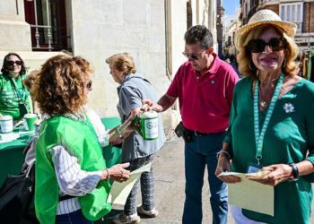 Una de las mesas en los alrededores del mercado / FOTO: Eulogio García