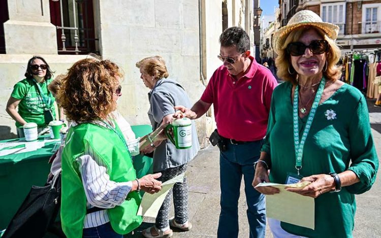 Una de las mesas en los alrededores del mercado / FOTO: Eulogio García