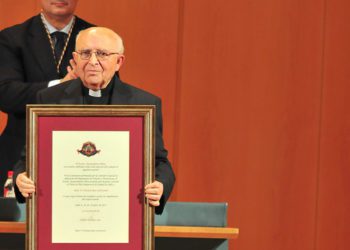 El sacerdote con su título de hijo predilecto hace una década / FOTO: Eulogio García