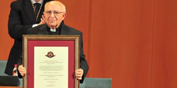 El sacerdote con su título de hijo predilecto hace una década / FOTO: Eulogio García