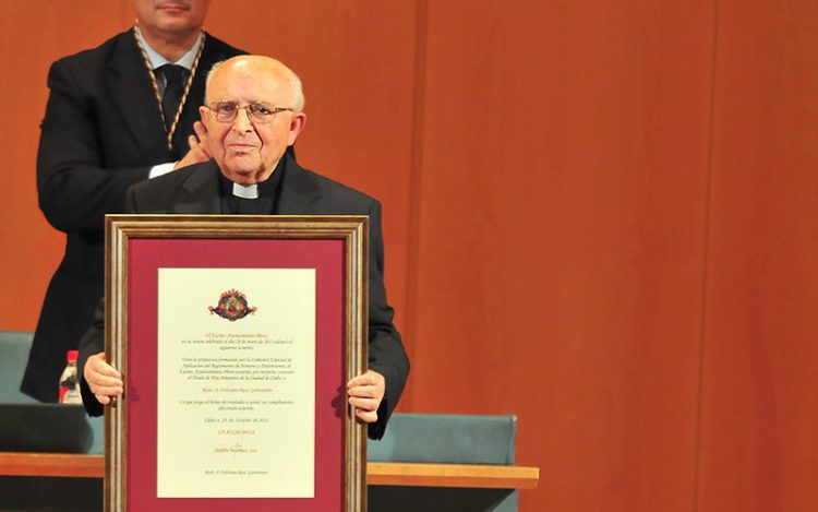 El sacerdote con su título de hijo predilecto hace una década / FOTO: Eulogio García