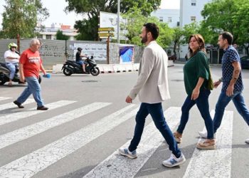 De la Cruz y compañeros de candidatura 'recorriendo' la ciudad / FOTO: Eulogio García