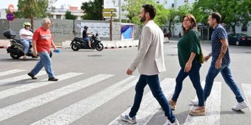 De la Cruz y compañeros de candidatura 'recorriendo' la ciudad / FOTO: Eulogio García