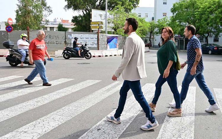 De la Cruz y compañeros de candidatura 'recorriendo' la ciudad / FOTO: Eulogio García