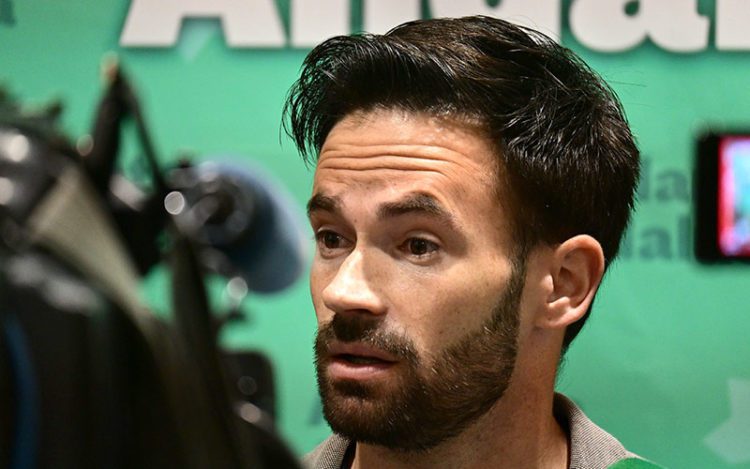 El alcaldable atendiendo a la prensa / FOTO: Eulogio García