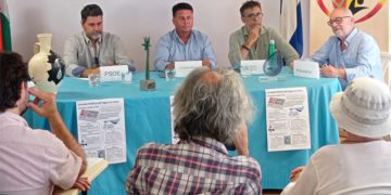 Los cuatro representantes políticos en la mesa de debate / FOTO: Coordinadora del Agua