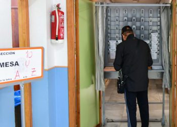 Eligiendo papeleta en la cabina electoral / FOTO: Eulogio García