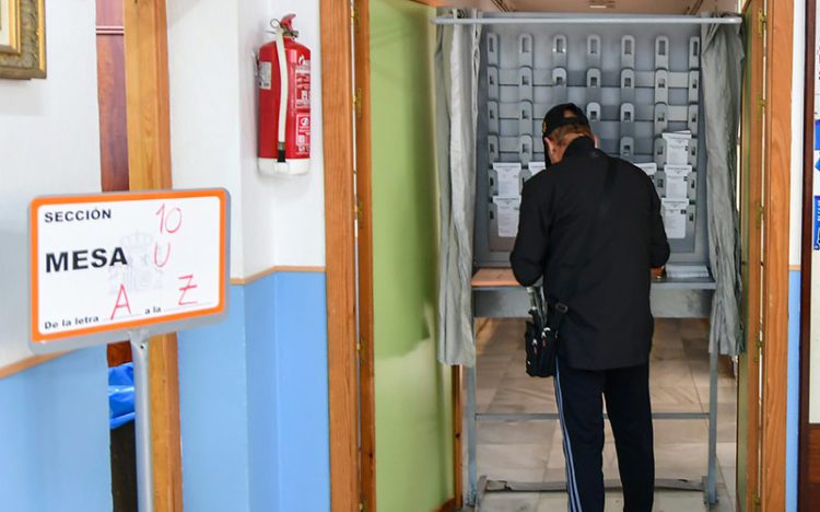 Eligiendo papeleta en la cabina electoral / FOTO: Eulogio García