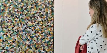 Absorta ante una de las obras de la muestra / FOTO: Eulogio García