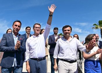 Núñez-Feijoó saludando a los suyos, entre Cossi y García / FOTO: Eulogio García