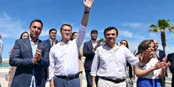 Núñez-Feijoó saludando a los suyos, entre Cossi y García / FOTO: Eulogio García