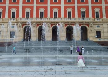 El Ayuntamiento isleño tras la fuente seca / FOTO: DBC