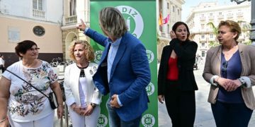 Señalando al Consistorio en un momento de la comparecencia / FOTO: Eulogio García