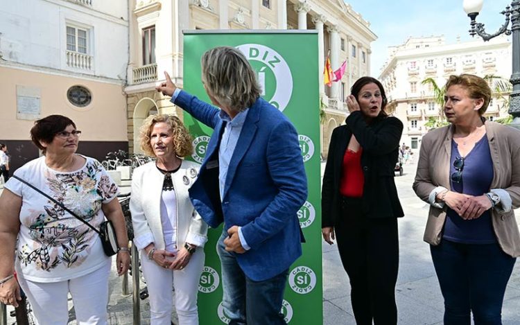 Señalando al Consistorio en un momento de la comparecencia / FOTO: Eulogio García