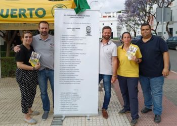 Botella y compañeros del partido junto a la 'papeleta' / FOTO: Unión Portuense