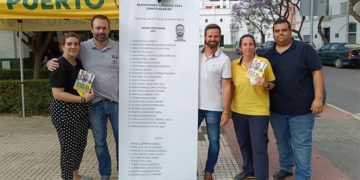 Botella y compañeros del partido junto a la 'papeleta' / FOTO: Unión Portuense
