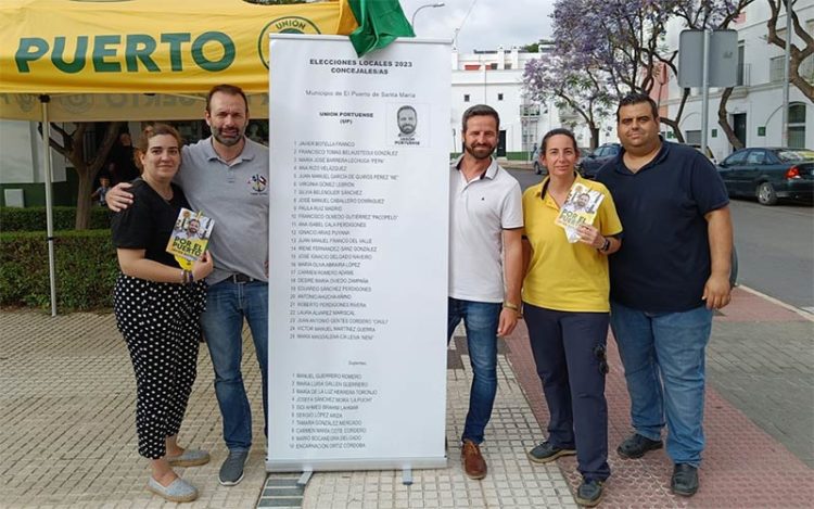 Botella y compañeros del partido junto a la 'papeleta' / FOTO: Unión Portuense