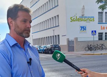 Sánchez atendiendo a la televisión municipal / FOTO: Cs