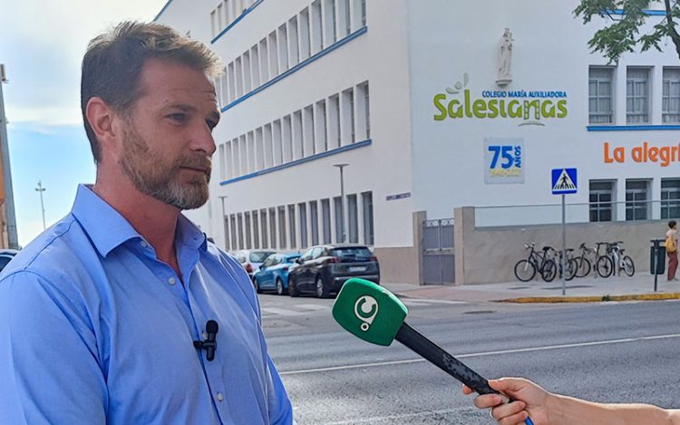 Sánchez atendiendo a la televisión municipal / FOTO: Cs