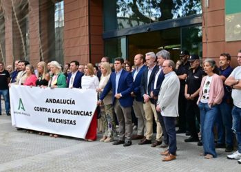 Un momento de la concentración convocada por la Junta / FOTO: Eulogio García