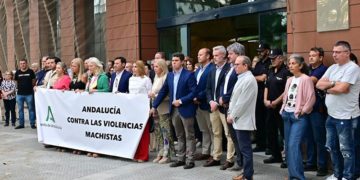 Un momento de la concentración convocada por la Junta / FOTO: Eulogio García