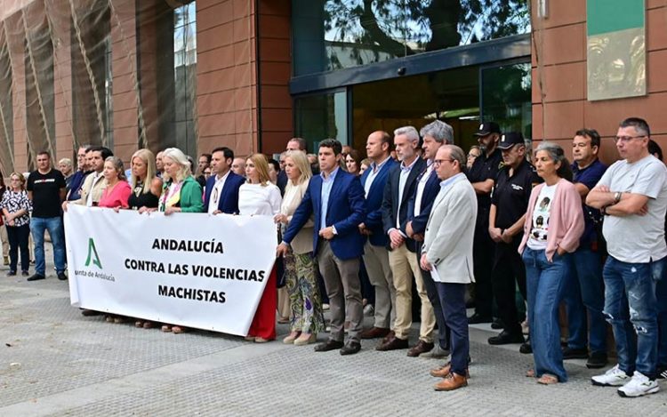 Un momento de la concentración convocada por la Junta / FOTO: Eulogio García