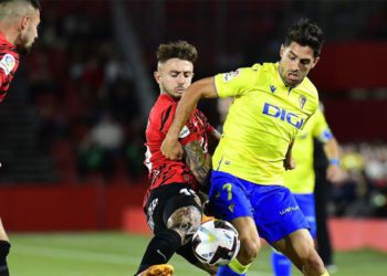 Rubén Sobrino luchando una pelota / FOTO: Cádiz CF