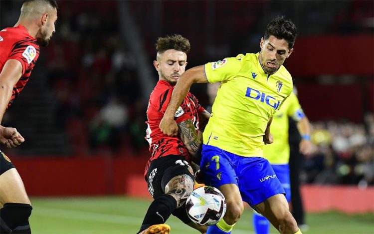 Rubén Sobrino luchando una pelota / FOTO: Cádiz CF