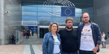 La delegación chiclanera junto al eurodiputado Urbán / FOTO: Adelante