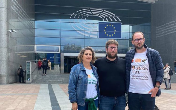 La delegación chiclanera junto al eurodiputado Urbán / FOTO: Adelante