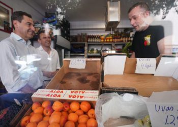 Moreno Bonilla tratando de convencer a un frutero / FOTO: PP