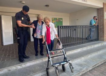 Un policía ayuda a varias ancianas en un colegio jerezano / FOTO: Fegadi