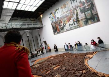 Turistas visitando gratis el Museo de las Cortes / FOTO: Eulogio García