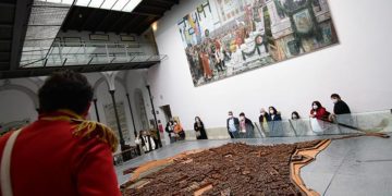 Turistas visitando gratis el Museo de las Cortes / FOTO: Eulogio García