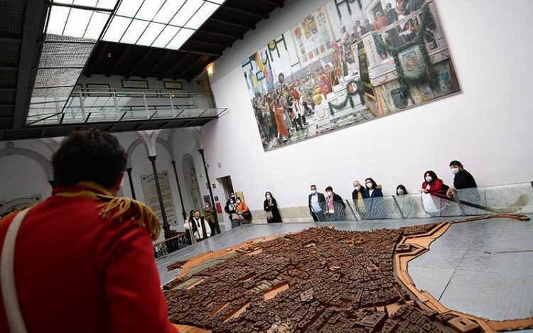 Turistas visitando gratis el Museo de las Cortes / FOTO: Eulogio García