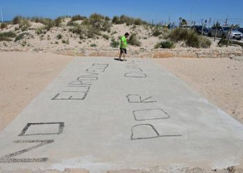 Pintada en la losa de cemento que ha aparecido en la playa / FOTO: Eulogio García