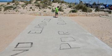 Pintada en la losa de cemento que ha aparecido en la playa / FOTO: Eulogio García