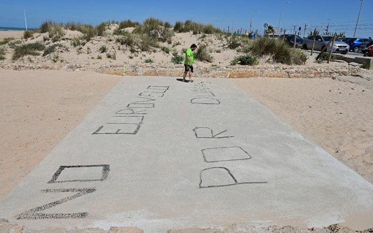 Pintada en la losa de cemento que ha aparecido en la playa / FOTO: Eulogio García