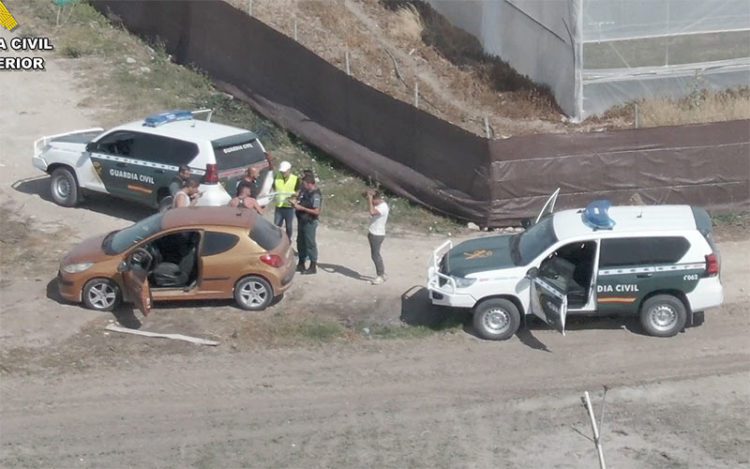 Operativo interviniendo en una explotación agrícola / FOTO: Guardia Civil