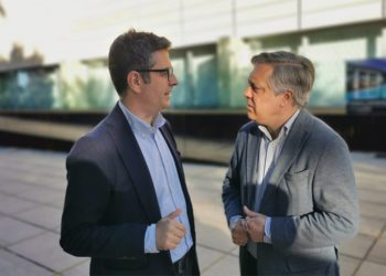 Charla en los exteriores del Parador / FOTO: PSOE