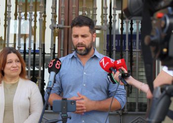 Atendiendo a la prensa a las puertas del Consistorio / FOTO: IU