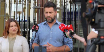 Atendiendo a la prensa a las puertas del Consistorio / FOTO: IU