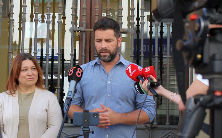 Atendiendo a la prensa a las puertas del Consistorio / FOTO: IU