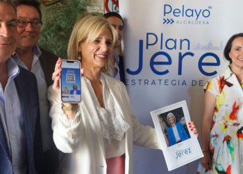 Presentando el programa electoral con las siglas del PP bien ocultas / FOTO: PP