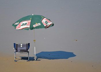 Los bártulos de un bañista en la orilla de la Victoria / FOTO: Eulogio García