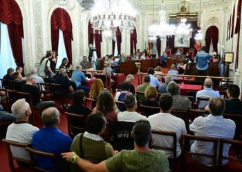 Parte de la plantilla y sindicalistas, atentos en el salón de plenos / FOTO: Eulogio García