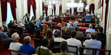 Parte de la plantilla y sindicalistas, atentos en el salón de plenos / FOTO: Eulogio García