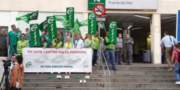Protesta madrugadora en la escalinata de residencia / FOTO: CSIF
